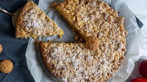 Prăjitura mărunțită cu piersici și pricomigdale. Desertul care oferă un moment de plăcere, plin de dulceață, arome și senzații 