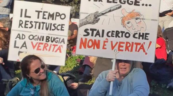 Protest la Roma împotriva certificatului verde. Peste 3.000 de oameni au ieșit în stradă fără măști: Eliberăm Italia