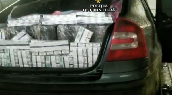 Mașină, burdușită cu mii de pachete de țigări, abandonată pe un podeț din județul Suceava. Polițiștii îl caută pe șofer