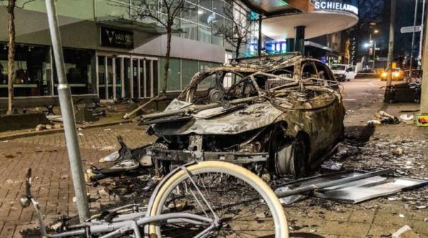 Olanda. Violențe în timpul revoltelor de ieri. Protestatarii au aruncat cu pietre în poliţişti și au ars biciclete în Haga