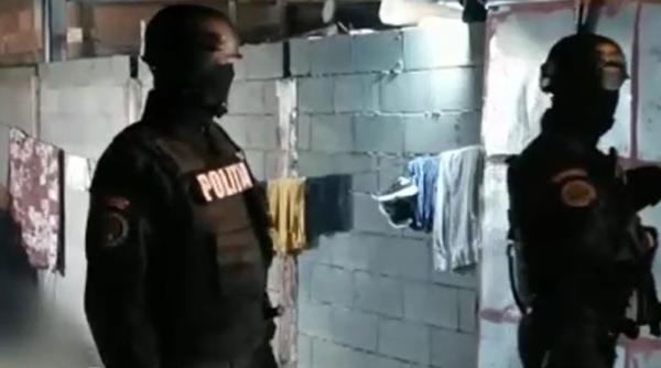 Român, atacat cu un topor de mai mulți indivizi, care au intrat peste el în casă. Trei persoane au fost arestate