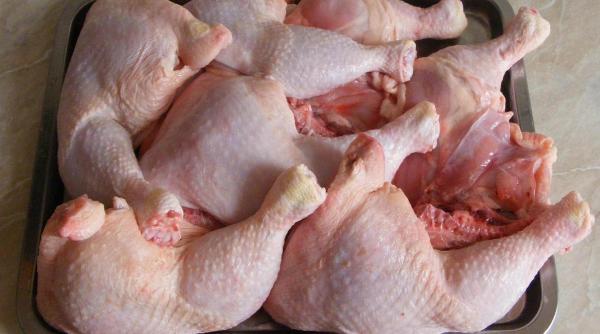 Alertă alimentară! Pulpe de pui, retrase de pe piaţă după ce au fost depistate cu Salmonella: „Nu le consumați!“