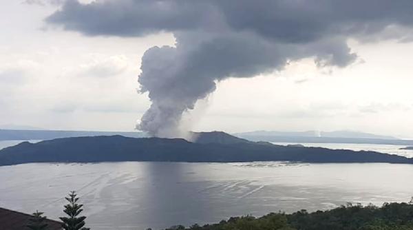 Alertă în Italia: O insulă întreagă a fost evacuată din cauza nivelului ridicat de dioxid de carbon