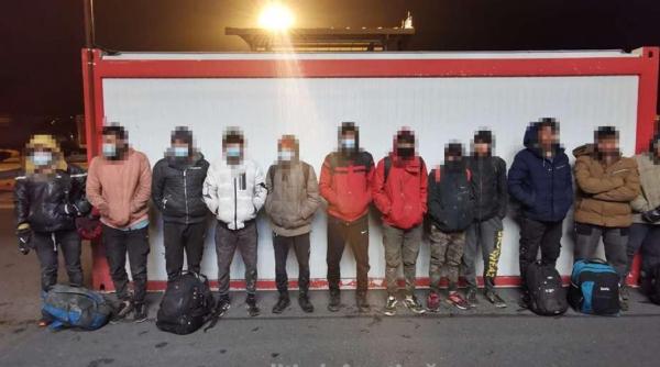 Automarfar, care venea din Turcia, oprit în vama Nădlac. Doisprezece afgani, depistați ascunşi printre marfa transportată  