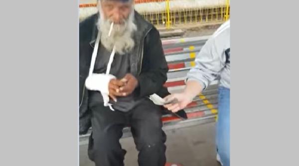 Doi polițiști locali au agresat un cerșetor. Oamenii legii i-au cumpărat, apoi tăcerea cu bani: ”Iei nu te tot uita. Numără-i acolo”