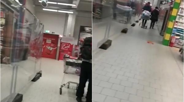 Garduri instalate în supermarketuri din ţară pentru a-i separa pe vaccinați de nevaccinați