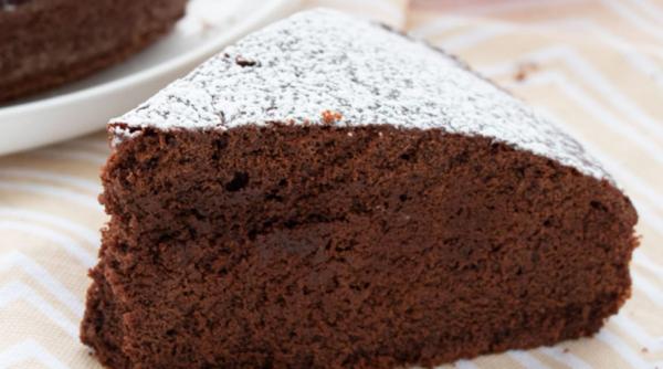 Prăjitură cu ciocolată fără ouă sau unt. Un desert rapid și extrem de delicios