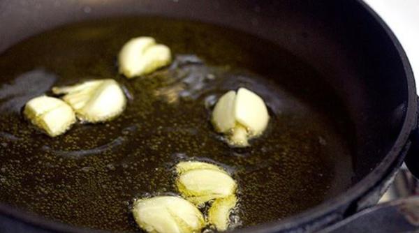 Zdrobește 5 căței de usturoi și fierbe-i în ulei de cocos sau de măsline. Aplică compoziția pe cap, iar efectul va fi uimitor 