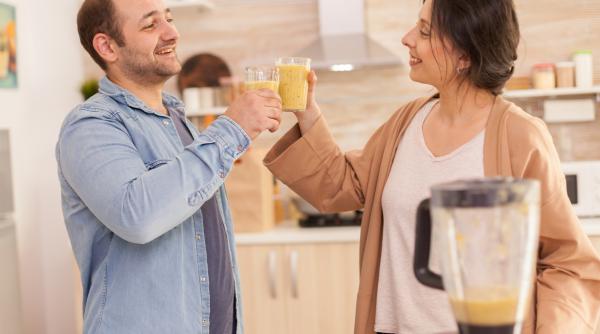 Amestecă usturoi, lămâie și ghimbir: „Cidru de foc“, rețeta secretă a cocteilului care ține răceala departe în sezonul rece