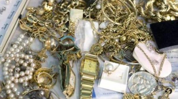 Doi romani, arestaţi preventiv sub suspiciunea de furt. Au sustras bijuterii, ceasuri şi laptopuri de 300.000 de lei