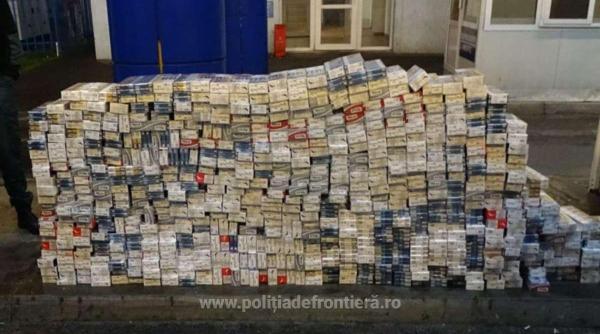 Microbuz plin cu mii de pachete cu țigări, ascunse în uşi de termopan, oprit de polițiști la frontieră