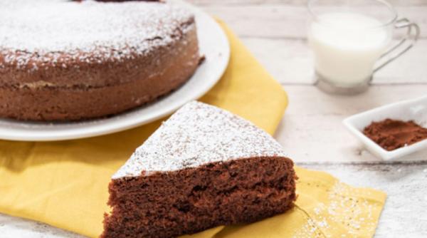 Prăjitura cu lapte cald și cacao, un desert incredibil de pufos și aromat, făcut din cele mai simple ingrediente