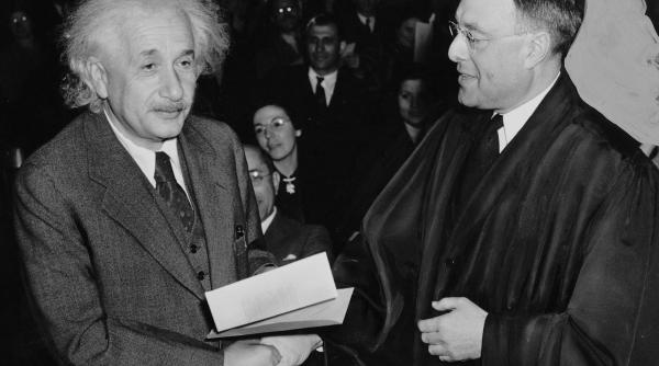 Un manuscris al lui Einstein despre teoria relativităţii, vândut la licitaţie cu suma record de 11,6 milioane de euro