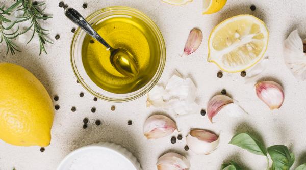 Amestecă usturoi cu miere și lămâie: Siropul contra răcelii pe care bunicile îl pregăteau în secret