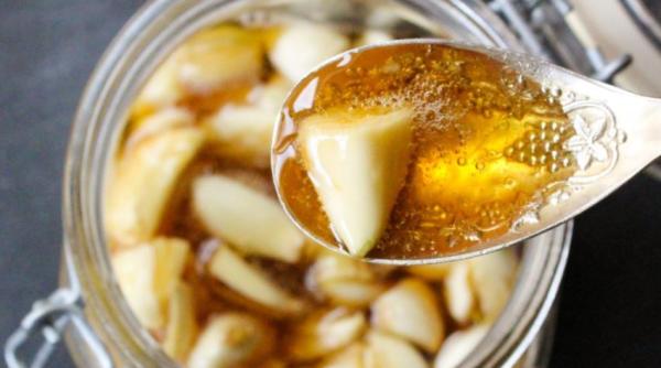 Amestecă usturoi zdrobit cu miere și piper. Cum să prepari cel mai puternic antibiotic natural cunoscut 