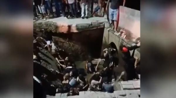 Cel puțin 30 de victime, după prăbușirea unui trotuar: Oamenii au fost înghiţiţi de craterul format în asfalt - VIDEO