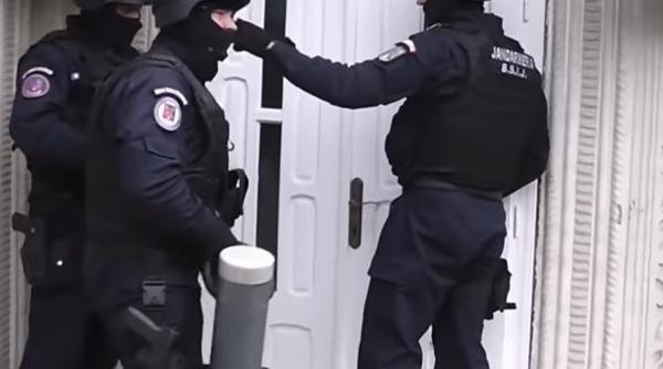 Grup infracţional specializat în trafic de droguri şi contrabandă cu ţigarete, prins în flagrant de polițiști