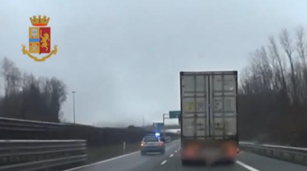 Italia. Sute de șoferi români, exploatați de patroni: „Obligați să stea permanent în cabine, condiții igienice precare, fără asigurări“