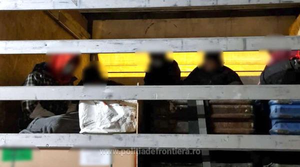 Zeci de migranți ascunși în TIR-uri, depistați de polițiști la graniţă