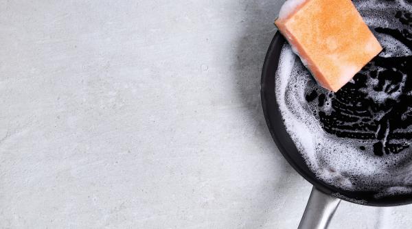 Nu uda niciodată tigaia cu apă rece când este încă fierbinte! Trucuri pentru curățare care te vor ajuta să o păstrezi într-o stare perfectă