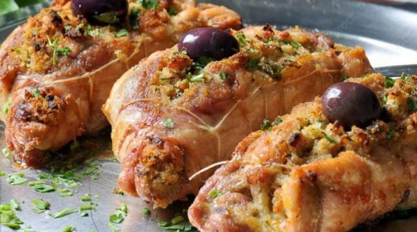 Piept de pui la cuptor, umplut cu legume și șuncă. Un ingredient secret, folosit în rețetă, îl face senzațional de bun