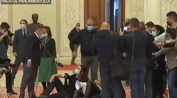 Protest inedit în Parlament: Protestatari, trântiți pe podea, lângă politicieni