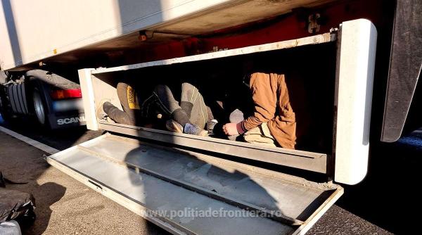 Zeci de migranţi, ascunşi în lada de scule ale unor camioane, depistaţi la frontieră