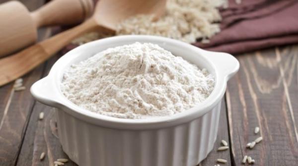 Amestecă puțină făină cu apă călduță. Aplică pasta formată pe față, iar rezultatul te va încânta. Tenul tău va străluci