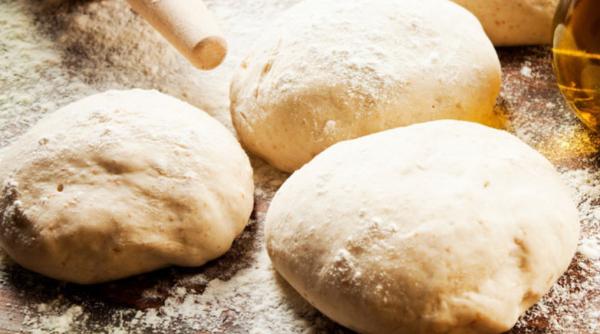 Cum să faci aluat rapid de pizza făra dospire. Secretul stă într-un ingredient banal