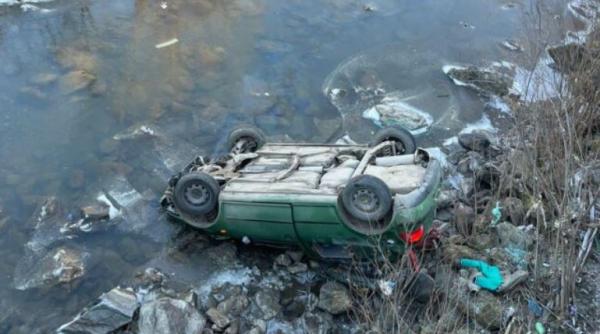 O mamă și fiica ei de patru ani, rănite într-un accident. Mașina lor s-a răsturnat în albia râului Moldova 