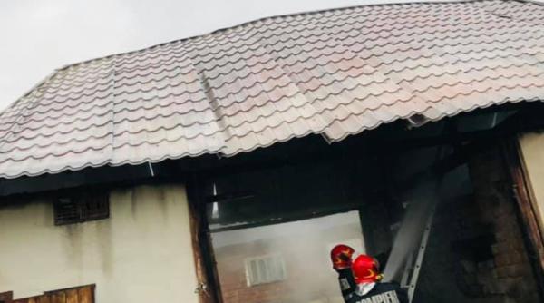 Incendiu devastator: Trei case cuprinse de flăcări, două au ars aproape în totalitate. Mai multe familii au rămas pe drumuri