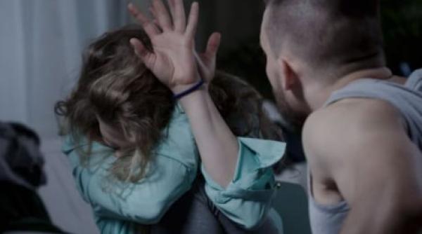 Italia. Româncă, bătută cu sălbăticie și obligată să cerșească de soțul violent. Românul a încercat să o agreseze chiar în fața polițiștilor