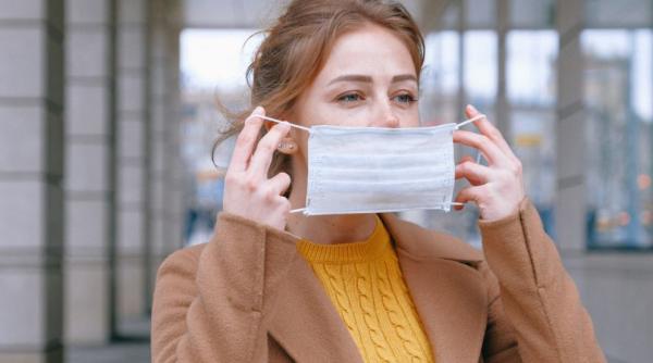 Alertă în Europa, noi restricții după depistarea tulpinii Omicron. Marea Britanie: măști obligatorii și teste PCR la intrarea în țară