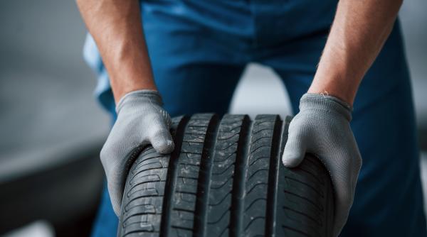 Austria. Un român a înțepat cauciucurile a 91 de mașini: Era deranjat de zgomotul produs de vecini