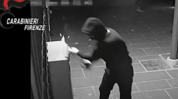 Italia. Spărgători români de bancomate, prinși după o operațiune ca-n filme. Cum aruncau aparatele în aer - VIDEO