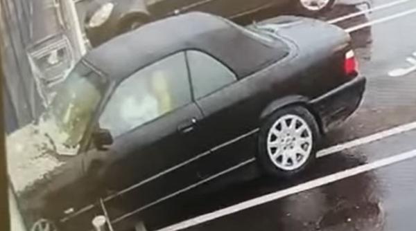 O româncă a intrat cu mașina prin geamul unui supermarket, încercând să iasă din parcare