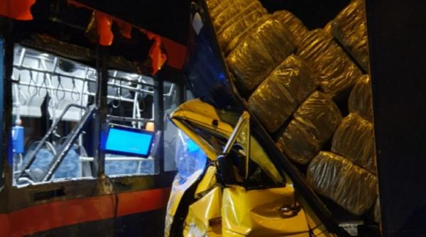 Șoferul român al unei dubițe a murit, după ce a intrat într-un autobuz