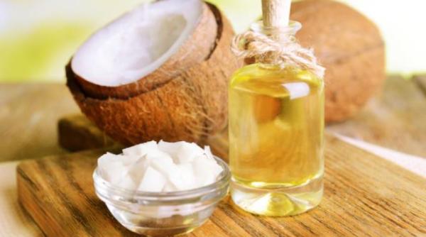 Amestecă puțin ulei de cocos cu miere și aplică pe păr. Toate prietenele te vor invidia și vor dori să afle trucul secret