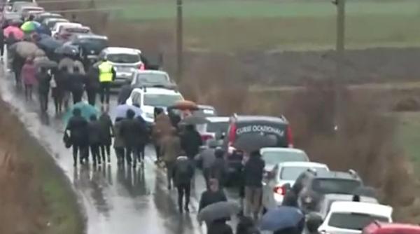 Mii de români merg 5 kilometri pe jos, prin ploaie, până la peștera Sfântul Andrei 