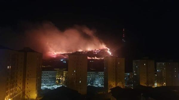 Incendiu violent în Neamţ. Focul uriaș risca să ajungă la locuințele din apropiere. Flăcările s-au văzut din toate zonele orașului