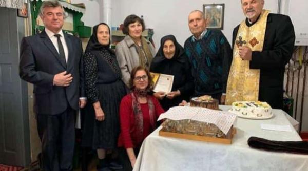 O femeie din Alba a împlinit 102 ani, de Ziua Naţională a României. E născută la un an după Marea Unire de la Alba Iulia