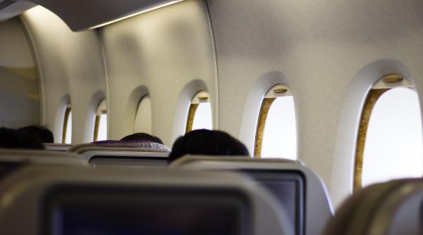 România, în alertă: Încă două suspiciuni de infecție cu Omicron în avionul care a venit din Africa de Sud