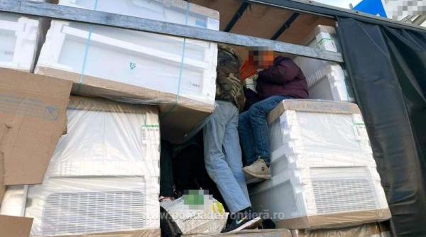 26 de migranţi, ascunşi într-un camion, printre frigidere. Șoferul român, blocat la vamă, urma să ajungă în Italia