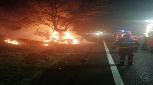 Accident cumplit în Ialomița: O femeie a murit arsă de vie, după ce s-a izbit cu mașina de un copac și a rămas blocată