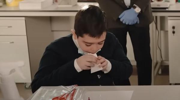 Astăzi începe testarea elevilor români în școli. Care este procedura și cum se folosesc testele pe bază de salivă