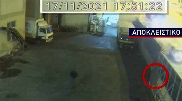 Caz revoltător în Grecia: Fetiță româncă de 8 ani, sufocată cu ușa. Muncitorii au trecut nepăsători (FOTO + VIDEO)