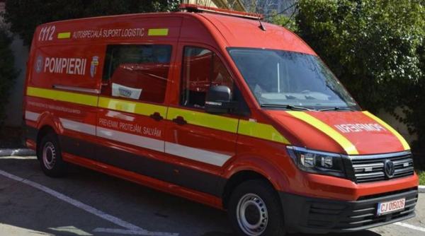 Doi români, loviți de un microbuz în timp ce schimbau roata automobilului 