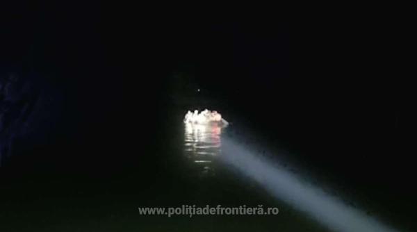 22 de migranți, la un pas de înec în apele Dunării. Au fost salvaţi de la moarte de poliţiştii de frontieră