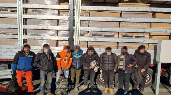 Zeci de migranţi, descoperiţi ascunşi în autocamioane la frontiera cu Ungaria