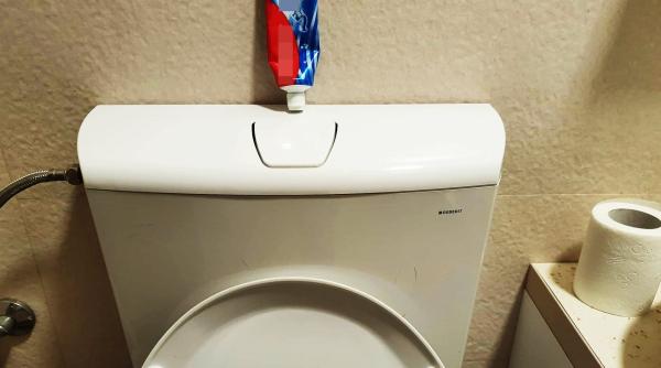 Înțeapă un tub de pastă de dinți și pune-l în rezervorul toaletei. Trucul incredibil pe care trebuie să-l cunoști!